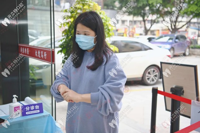 廣州廣大口腔進(jìn)預(yù)檢分診手部消毒