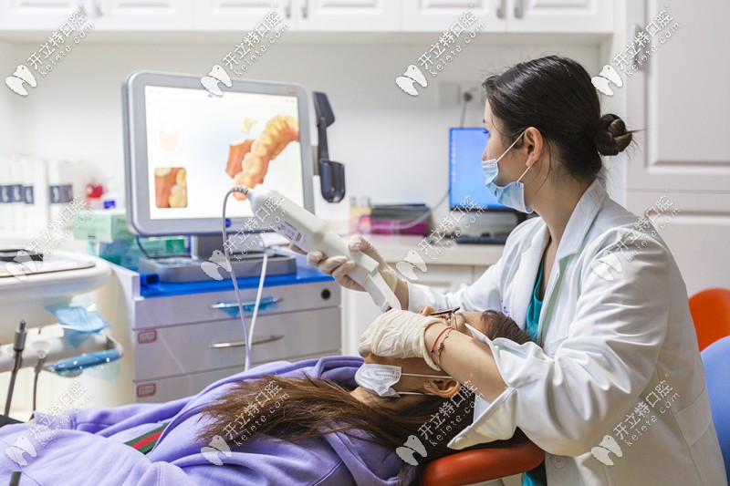 醫(yī)生在為顧客做iTero口掃