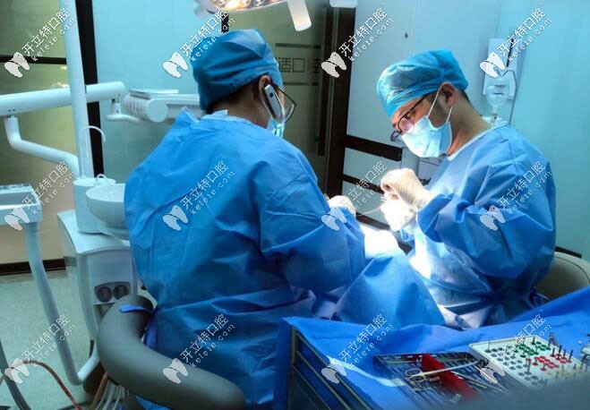 賴醫(yī)生做種植牙手術(shù) 賴醫(yī)生做種植牙手術(shù)