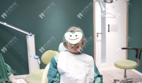 在北京維樂(lè)口腔中關(guān)村店,一位70歲的王阿姨矯正了門(mén)牙前突!